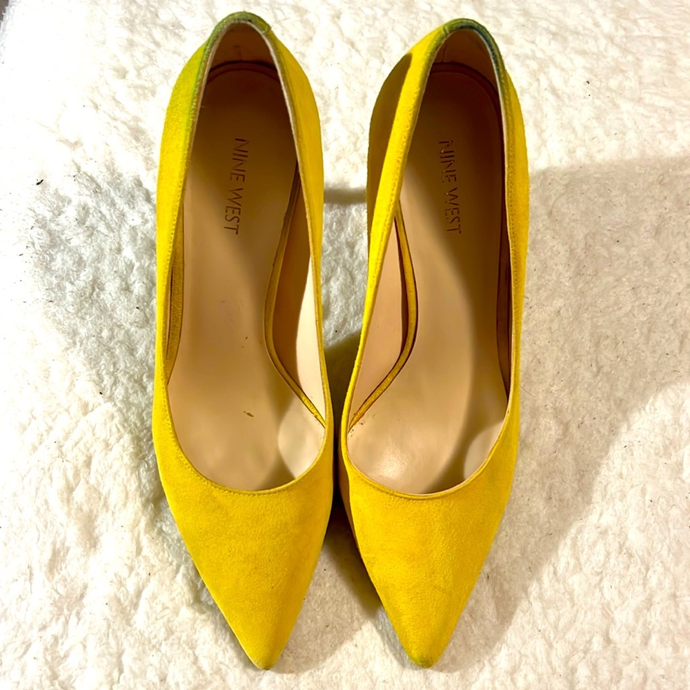 Nine west 4” yellow suede pumps women’s size 10